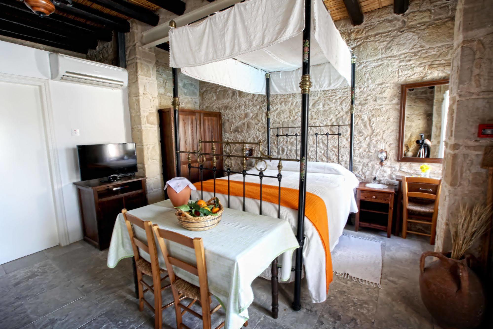 Leonidas Village Houses Goudhi Bagian luar foto