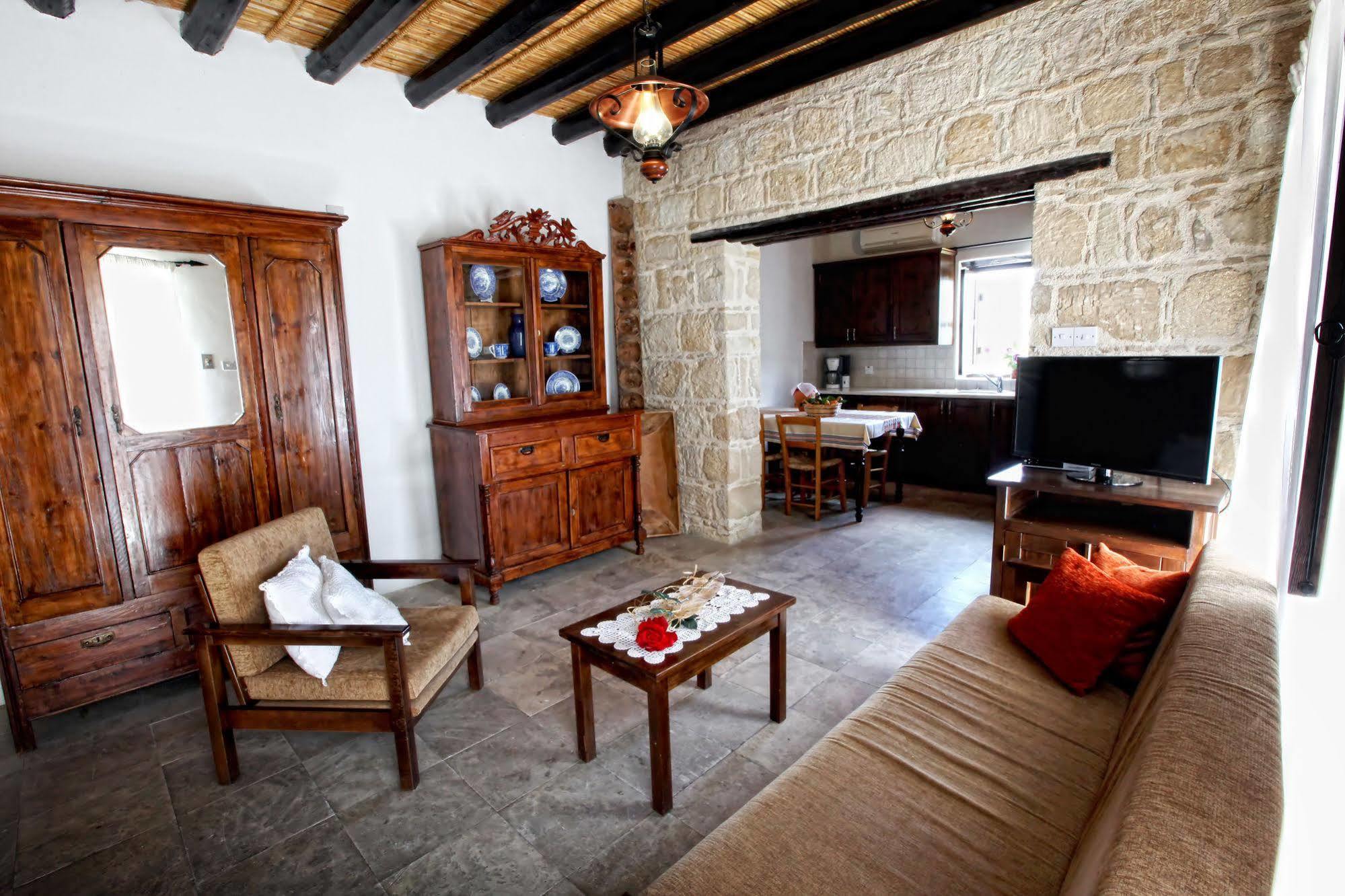 Leonidas Village Houses Goudhi Bagian luar foto