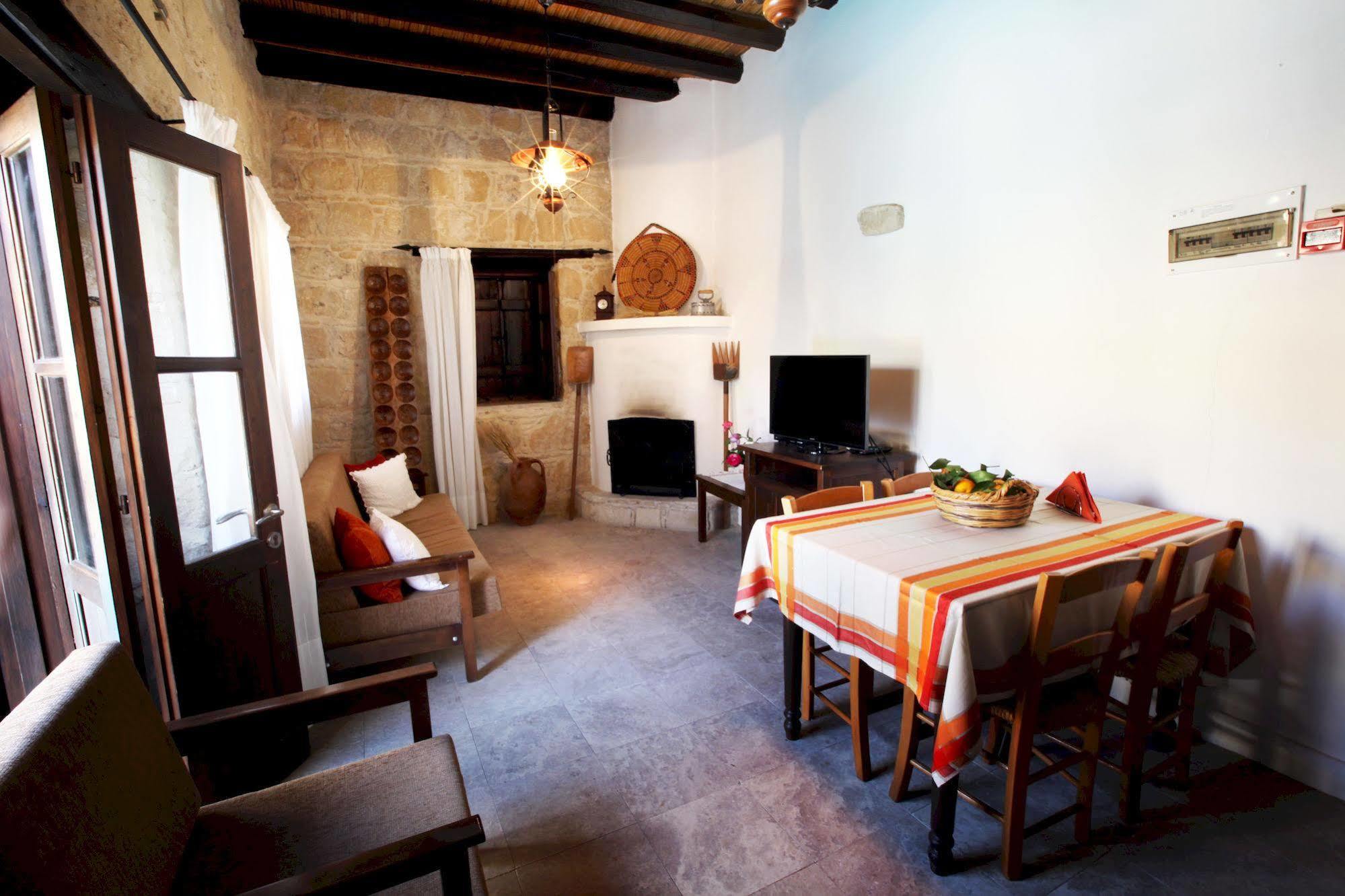 Leonidas Village Houses Goudhi Bagian luar foto