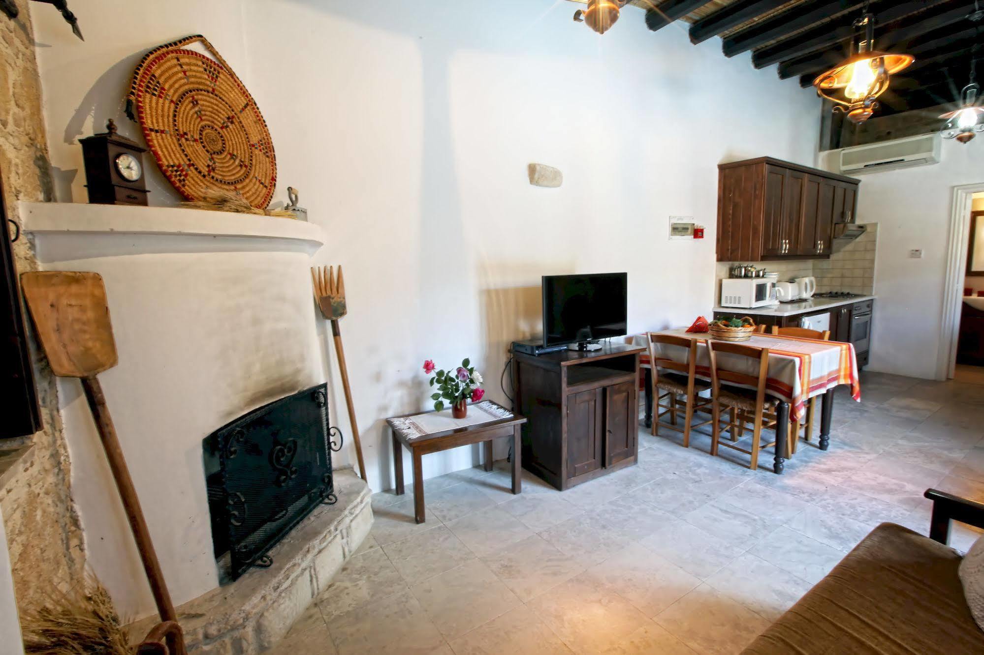 Leonidas Village Houses Goudhi Bagian luar foto