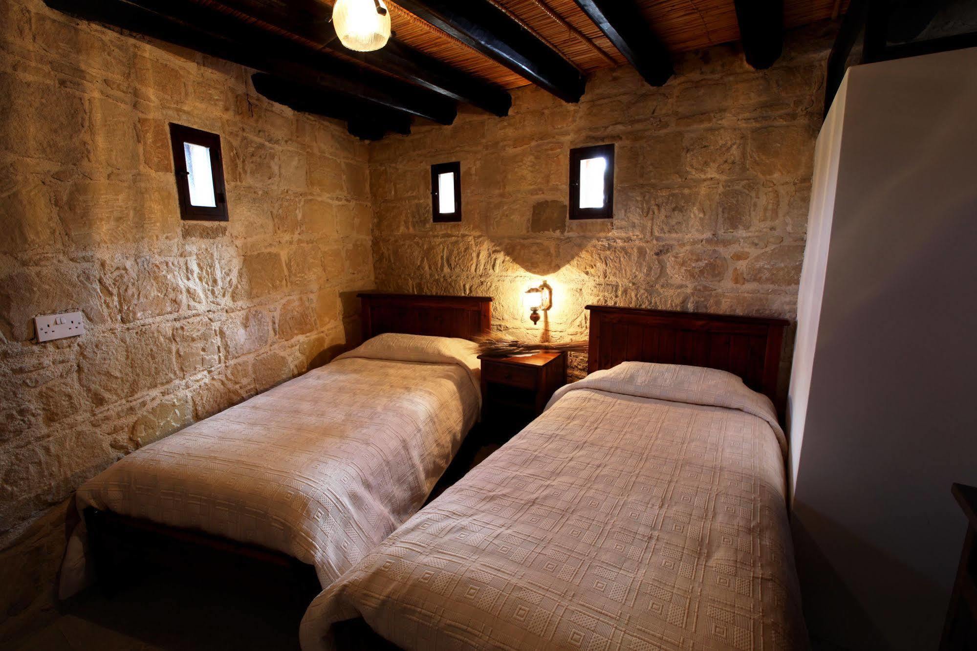 Leonidas Village Houses Goudhi Bagian luar foto