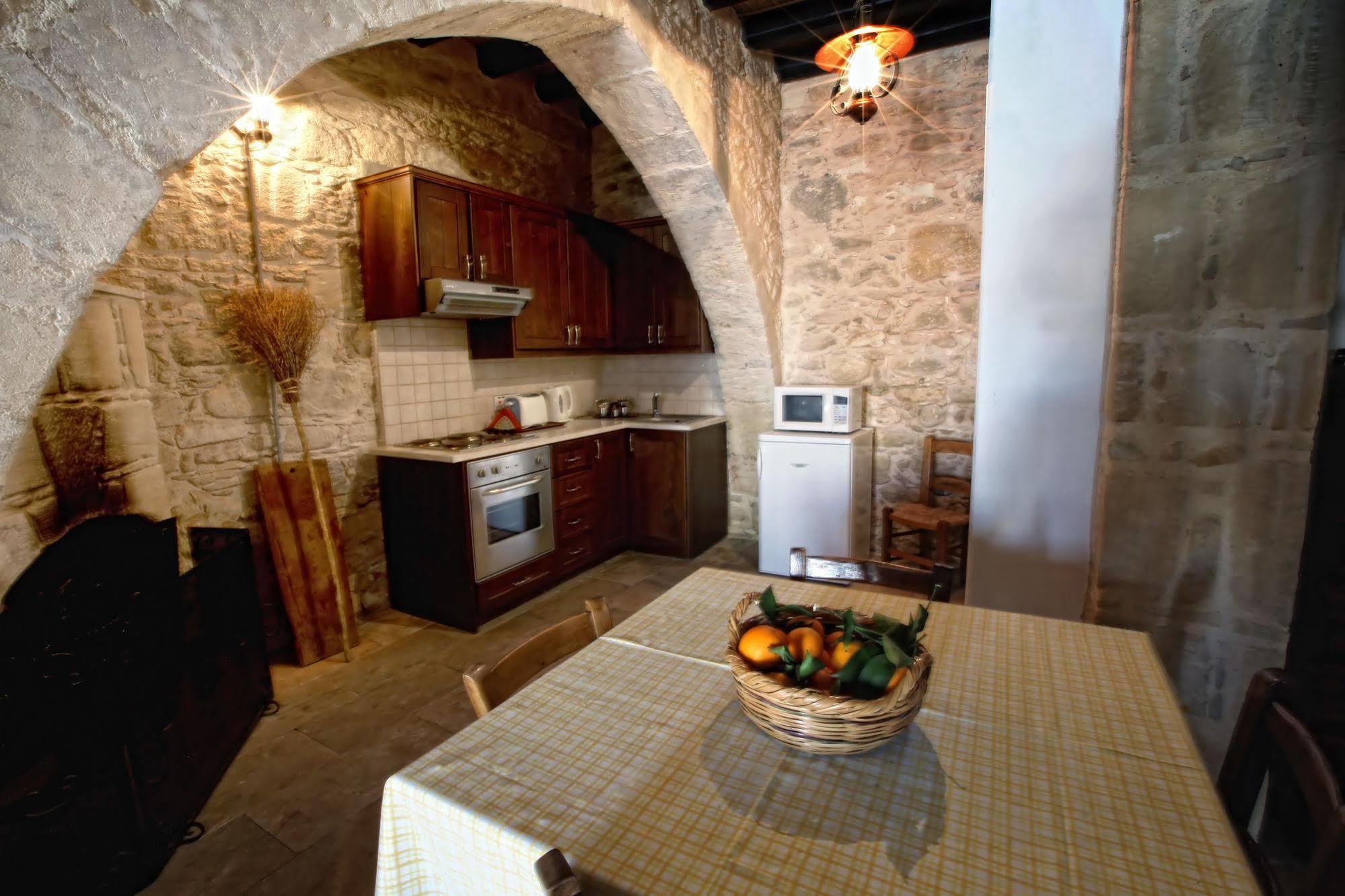 Leonidas Village Houses Goudhi Bagian luar foto